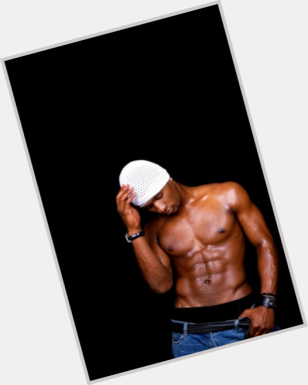 Usher Raymond full body 11.jpg