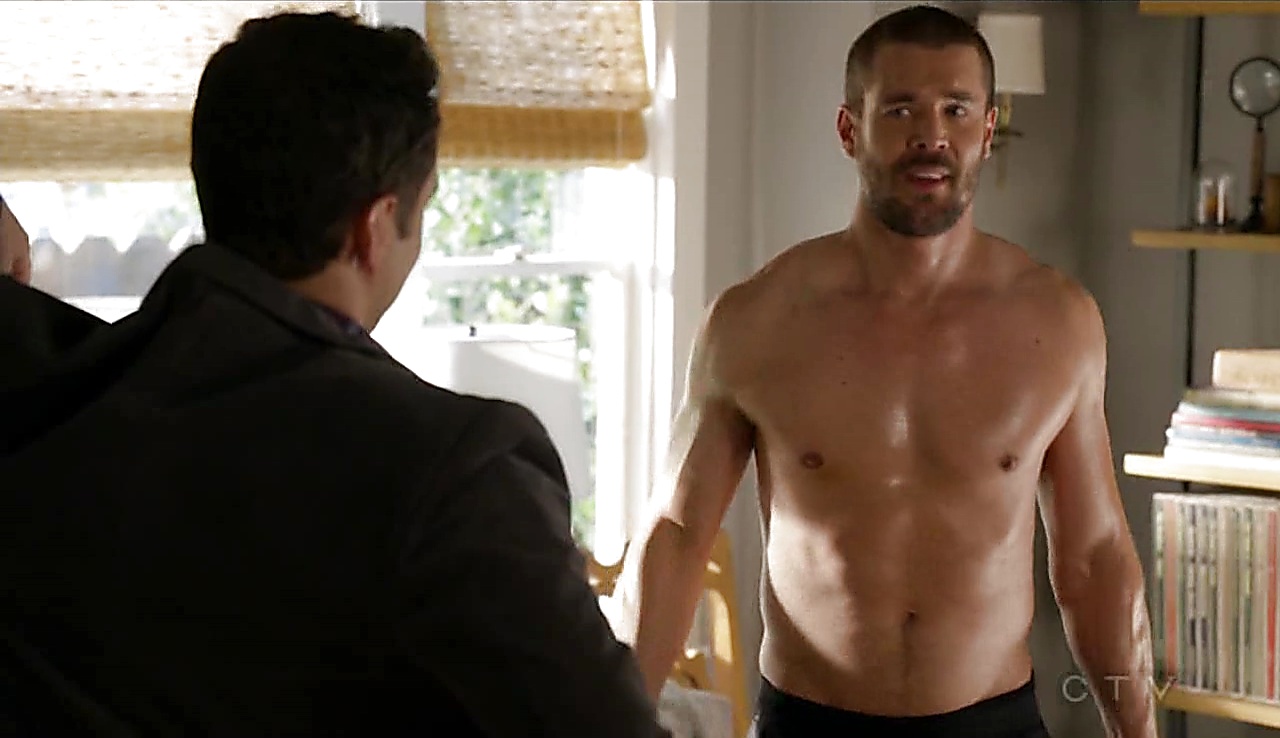 Athletic Body: Charlie Weber Shirtless in How to Get Away with Murder 1x01.
