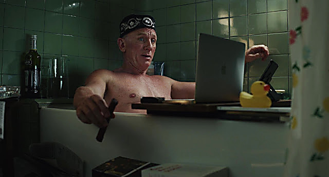 Daniel Craig sexy shirtless scene December 23, 2022, 8am