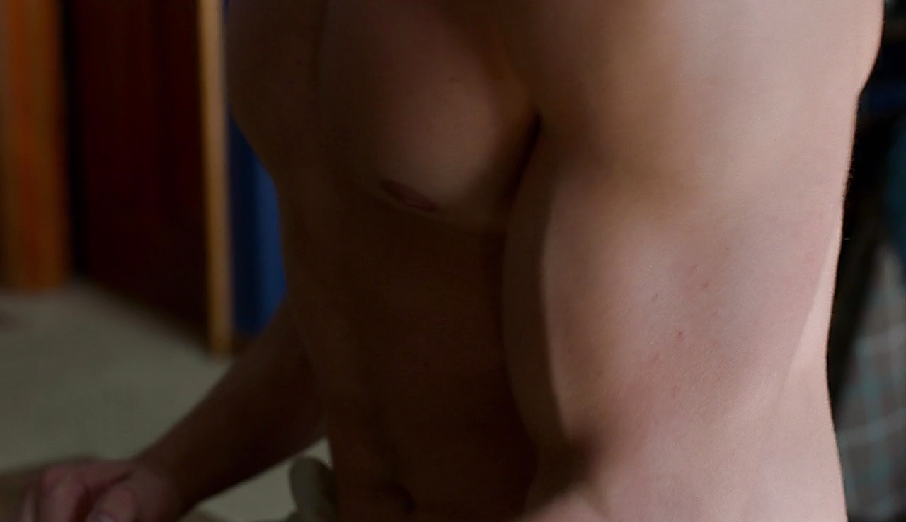 Athletic Body: Gregg Sulkin "Naked" on Faking It Season 2 Premier...