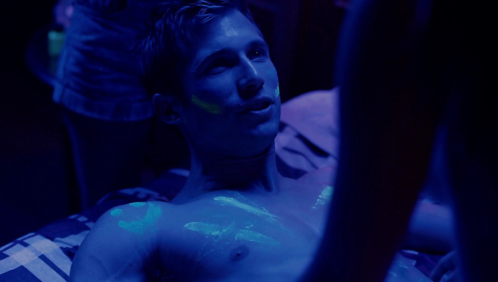 Justin Deeley sexy shirtless scene May 11, 2017, 11am