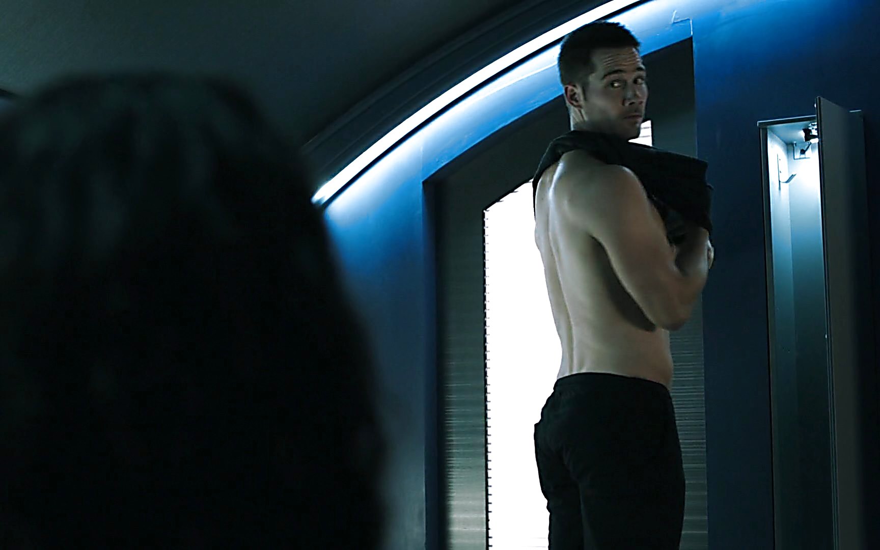 Slim Body: Luke MacFarlane In Killjoys.