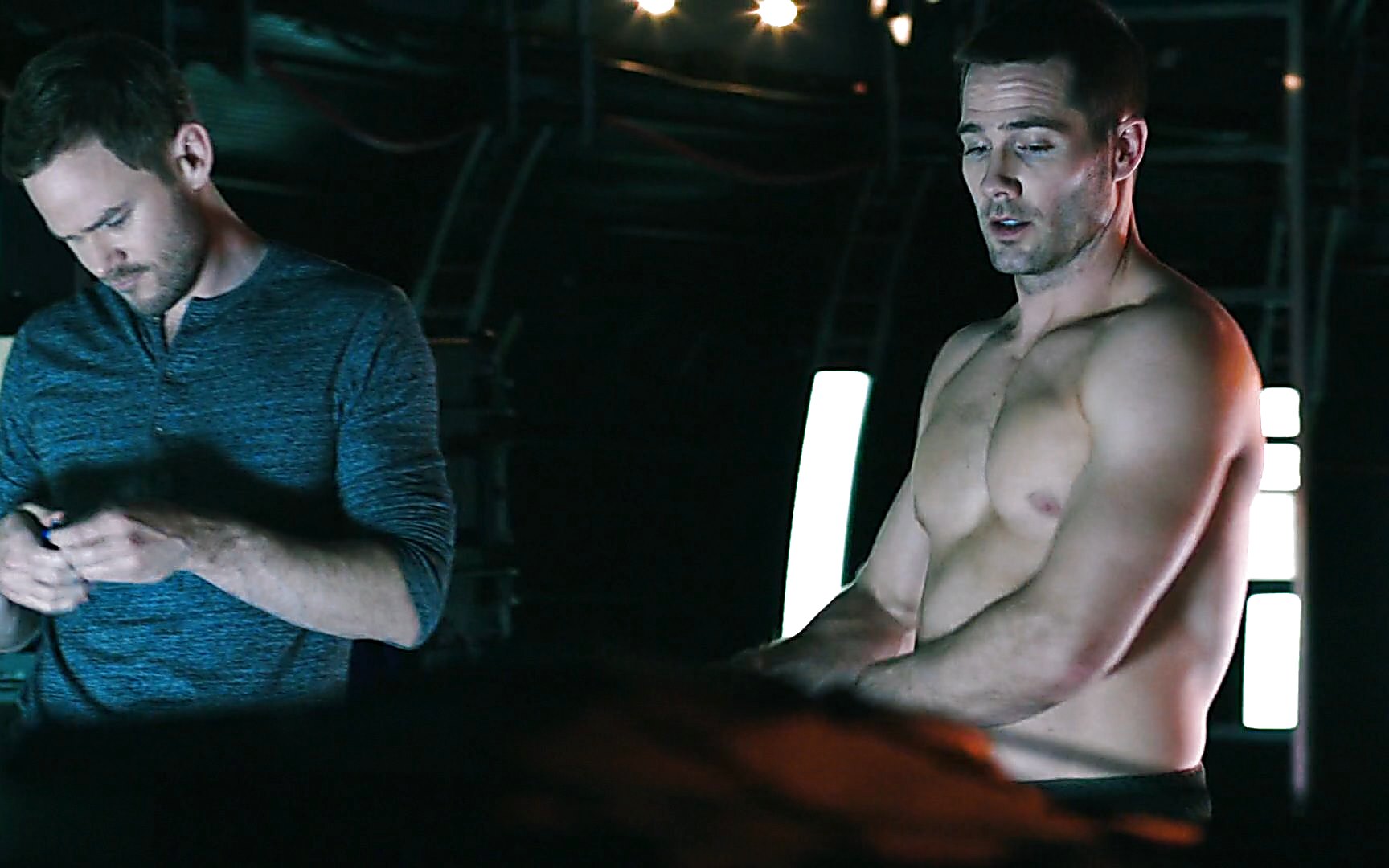 Slim Body: Luke MacFarlane In Killjoys.