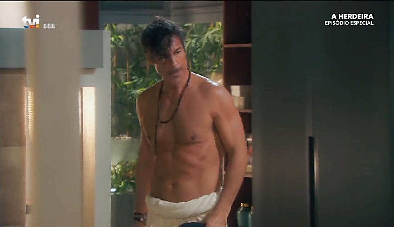 Paulo Pires sexy shirtless scene April 10, 2018, 1pm