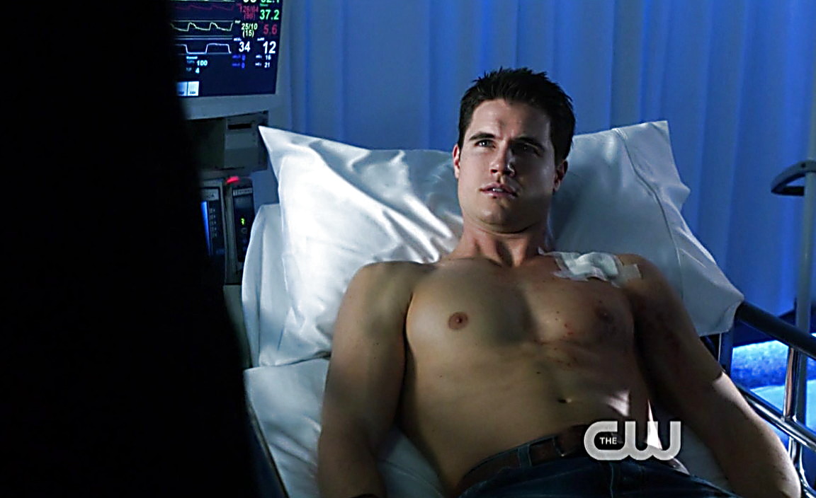 Robbie Amell sexy shirtless scene January 19, 2014, 9am