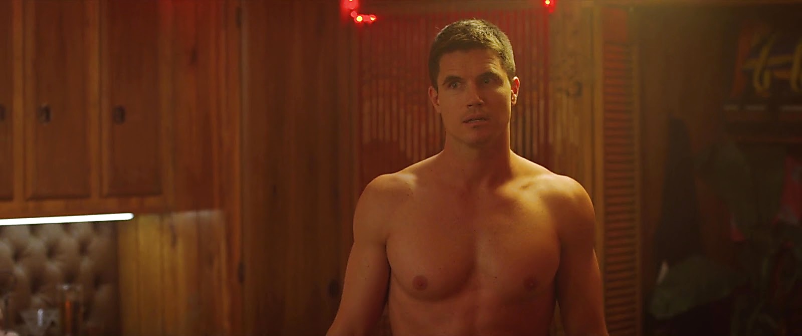 Athletic Body: Robbie Amell Shirt Off in The Tomorrow People's Latest ...