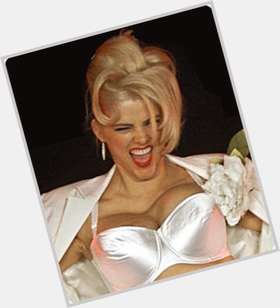 Anna Nicole Smith blonde hair & hairstyles Voluptuous body, 