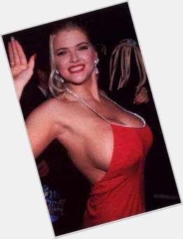 Anna Nicole Smith Voluptuous body,  blonde hair & hairstyles