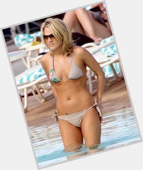Carrie Underwood Average body,  blonde hair & hairstyles