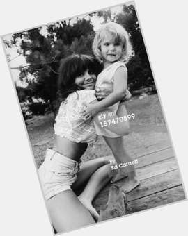 Linda Ronstadt Average body,  dark brown hair & hairstyles