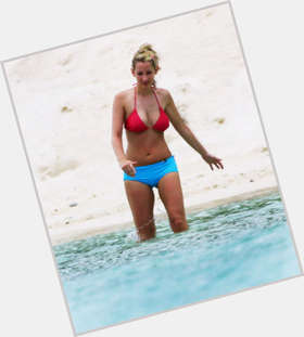 Nicole Appleton Average body,  blonde hair & hairstyles