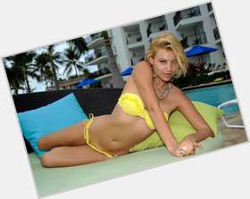 Lisa D Amato Slim body,  light brown hair & hairstyles