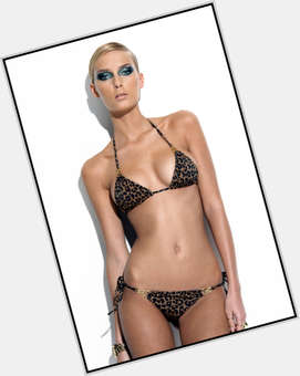 Amanda Hearst Slim body,  blonde hair & hairstyles