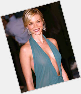 Amy Smart Slim body,  dyed blonde hair & hairstyles
