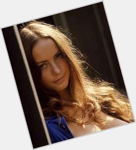 Bonnie Large Slim body,  light brown hair & hairstyles