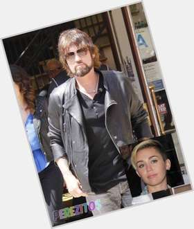 Billy Ray Cyrus Athletic body,  light brown hair & hairstyles