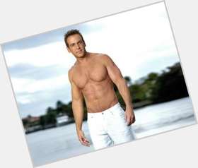 Carlos Ponce Athletic body,  light brown hair & hairstyles