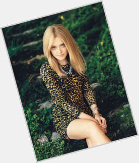 Dakota Fanning Average body,  dyed blonde hair & hairstyles