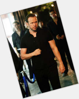 Donnie Wahlberg Average body,  light brown hair & hairstyles