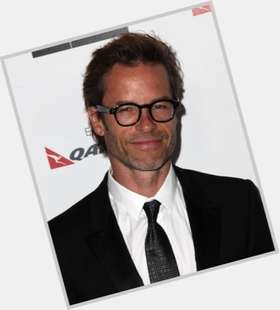 Guy Pearce Average body,  dark brown hair & hairstyles