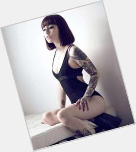 Hannah Snowdon Slim body,  black hair & hairstyles