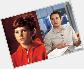 Henry Thomas Slim body,  dark brown hair & hairstyles