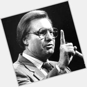 Jimmy Swaggart Average body,  salt and pepper hair & hairstyles