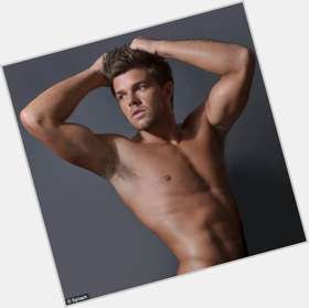 Leandro Penna Athletic body,  light brown hair & hairstyles