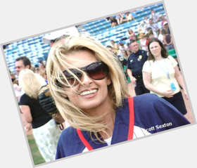Linda Davis Average body,  blonde hair & hairstyles
