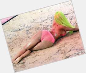 Nicki Minaj Voluptuous body,  multi-colored hair & hairstyles