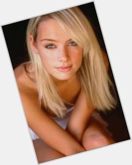 Rachel Skarsten Athletic body,  blonde hair & hairstyles