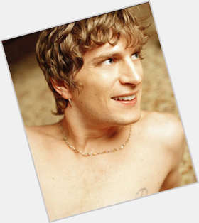 Rob Thomas Average body,  light brown hair & hairstyles