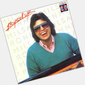 Ronnie Milsap Average body,  salt and pepper hair & hairstyles