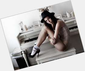 Ruby Aldridge Slim body,  light brown hair & hairstyles