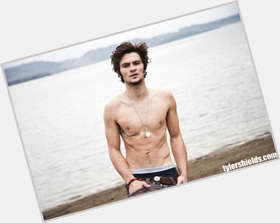 Shiloh Fernandez Athletic body,  dark brown hair & hairstyles