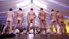 James Locke & Tom Pearce & James Bennewith & Lewis Bloor & Elliott Wright & Tommy Mallett Mostrano Il Sedere