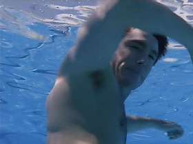 Michael T. Weiss shirtless in The Pretender 1-02