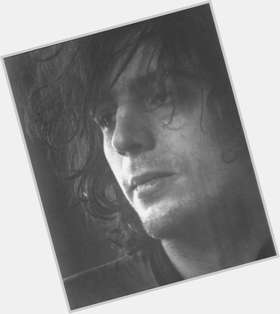 Syd Barrett Slim body,  dark brown hair & hairstyles