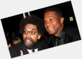 Tavis Smiley Average body,  black hair & hairstyles