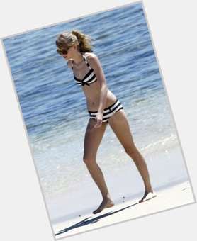 Taylor Swift Slim body,  blonde hair & hairstyles