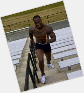 Vernon Davis Athletic body,  black hair & hairstyles